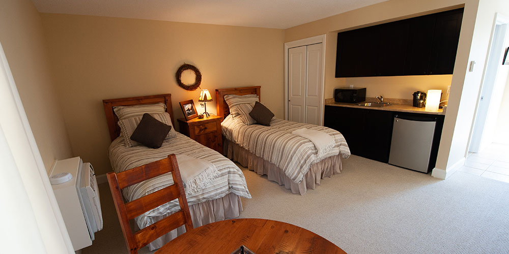 Hillside Inn Beds & Kitchen